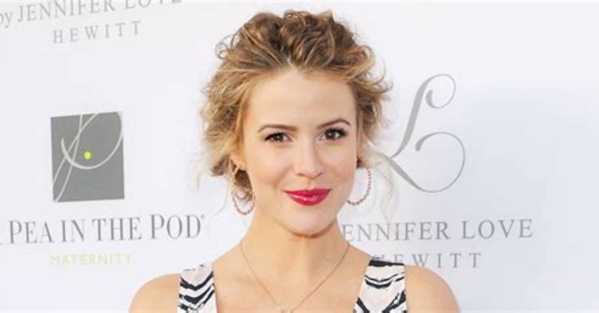 Linsey Godfrey Net Worth