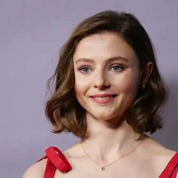 Lucy Mckenzie Net Worth