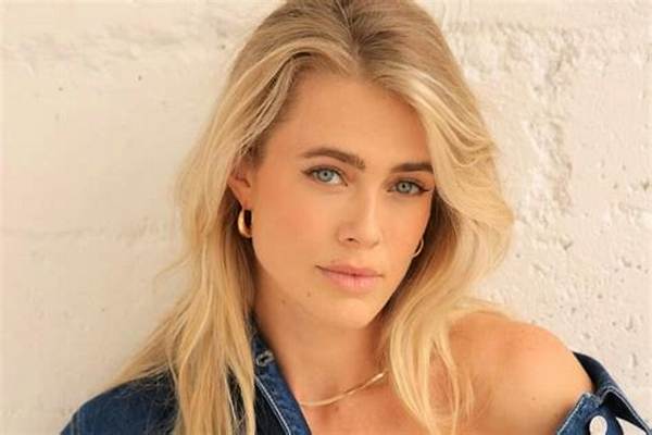 Melissa Roxburgh Net Worth